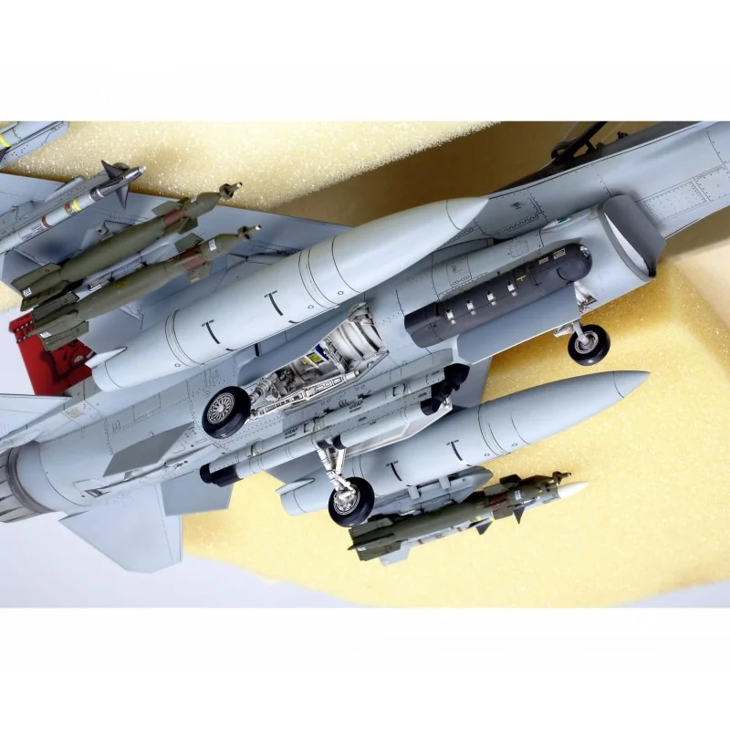 Tamiya Lockheed Martin F-16C (Block 25/32) Model Kit - Image 3
