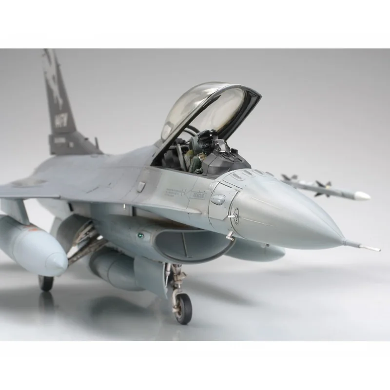 Tamiya Lockheed Martin F-16C (Block 25/32) Model Kit - Image 4