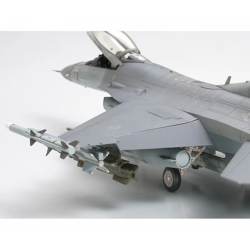 Tamiya Lockheed Martin F-16C (Block 25/32) Model Kit - Image 5